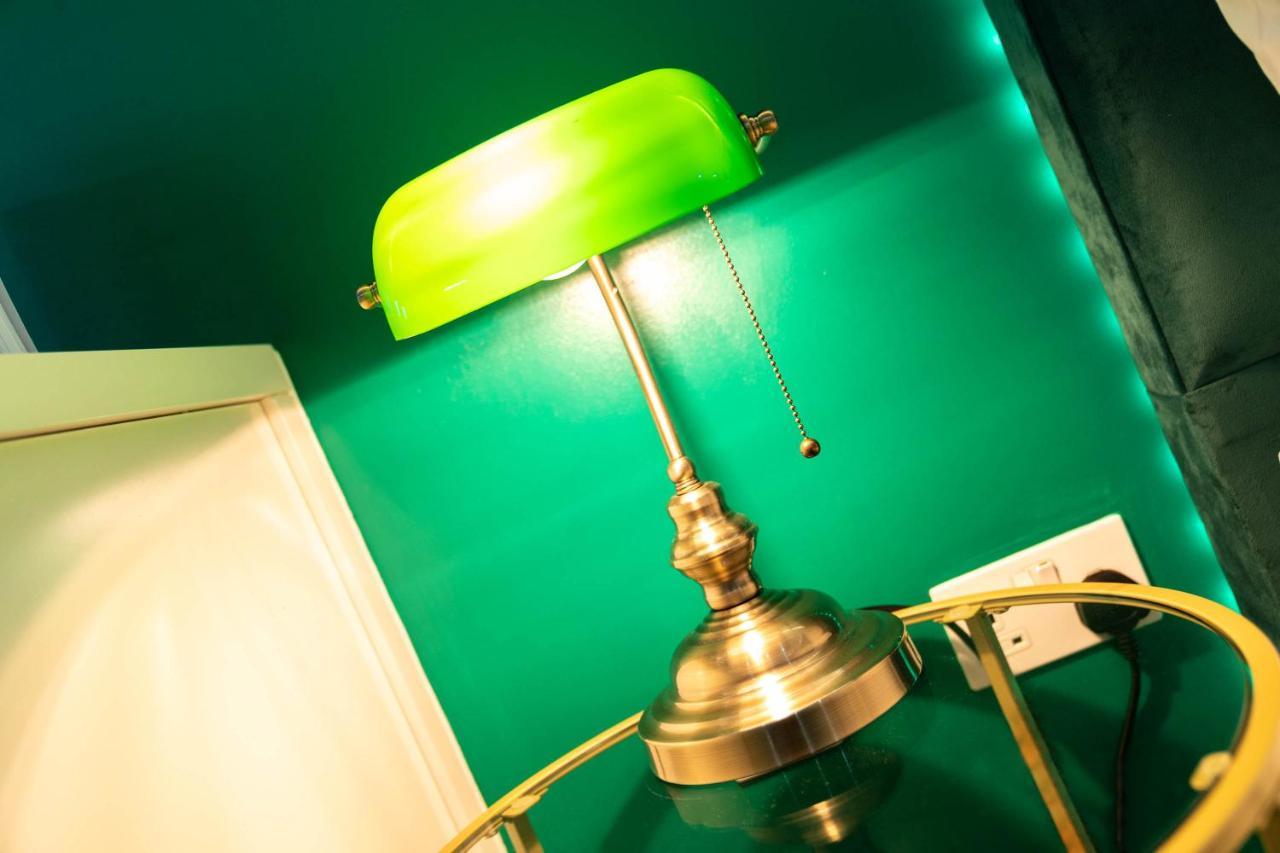 Maevela Apartments - Top Floor Rolex Themed Studio Apt Inside The Cube, Mailbox - Free Netflix & Wifi Бирмингам Екстериор снимка